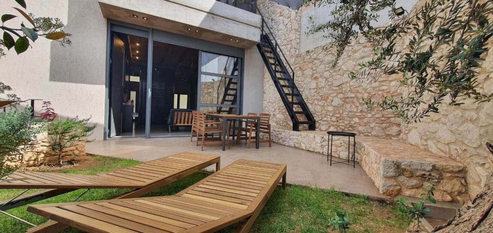 Sea View Garden Suites Pireo Esterno foto